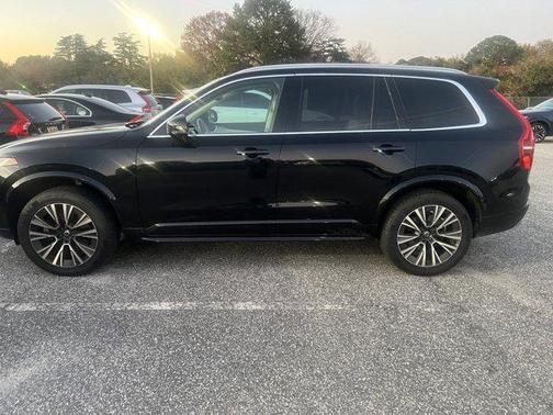 2022 Volvo XC90 T5 Momentum