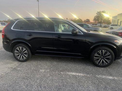2022 Volvo XC90 T5 Momentum