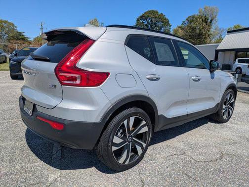 2023 Volvo XC40 B5 Plus Dark Theme