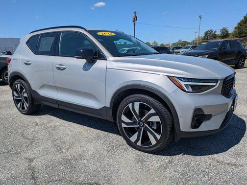 2023 Volvo XC40 B5 Plus Dark Theme