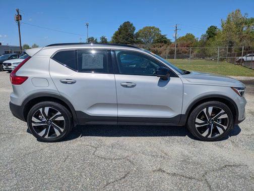 2023 Volvo XC40 B5 Plus Dark Theme