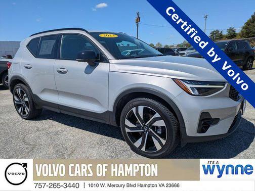 2023 Volvo XC40 B5 Plus Dark Theme