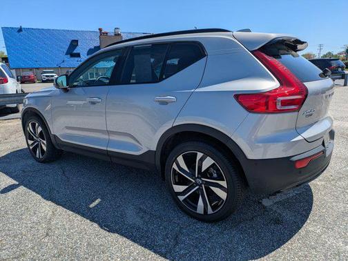 2023 Volvo XC40 B5 Plus Dark Theme