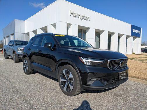 2025 Volvo XC40 B5 Plus Bright Theme