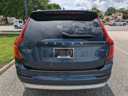 2022 Volvo XC90 T6 Momentum