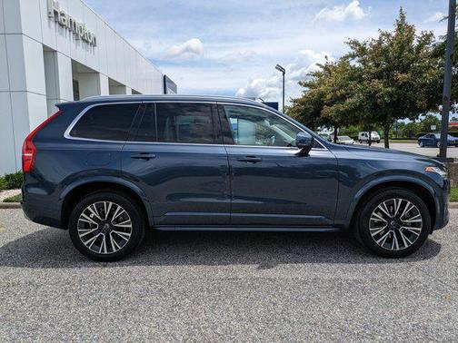 2022 Volvo XC90 T6 Momentum