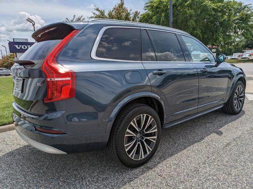 2022 Volvo XC90 T6 Momentum