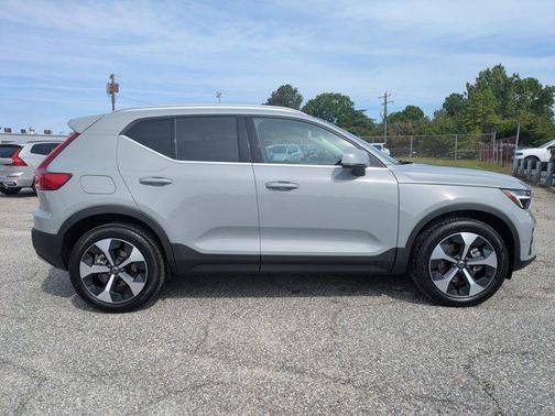 2025 Volvo XC40 B5 Plus Bright Theme