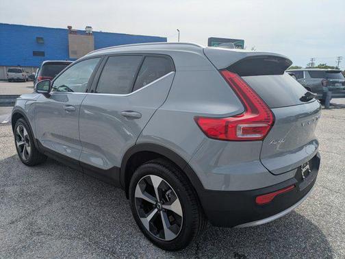 2025 Volvo XC40 B5 Plus Bright Theme
