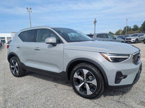 2025 Volvo XC40 B5 Plus Bright Theme