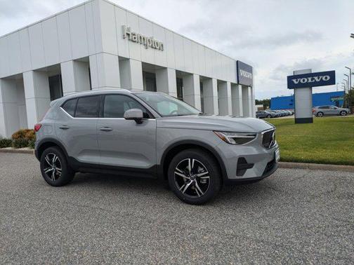2025 Volvo XC40 B5 Core Bright Theme