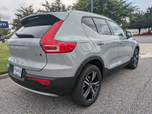 2025 Volvo XC40 B5 Core Bright Theme
