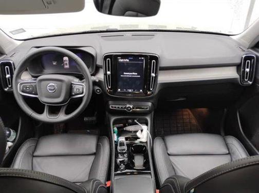 2023 Volvo XC40 B5 Plus Dark Theme