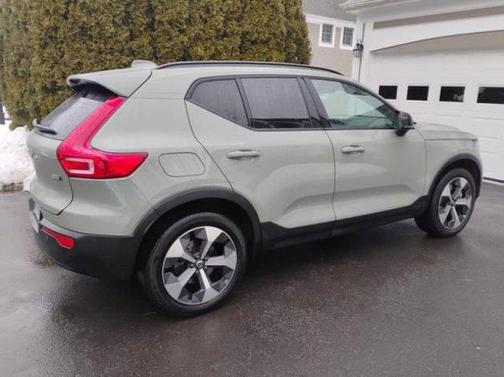 2023 Volvo XC40 B5 Plus Dark Theme