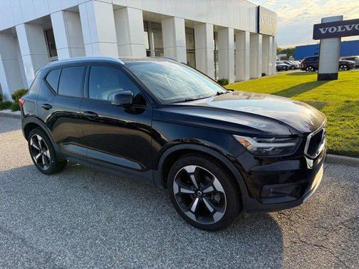 Black 2022 Volvo XC40 T4 Momentum