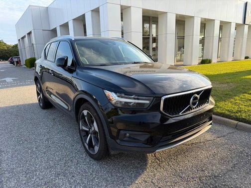 Black 2022 Volvo XC40 T4 Momentum