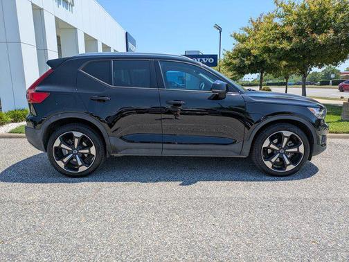 Black 2022 Volvo XC40 T4 Momentum
