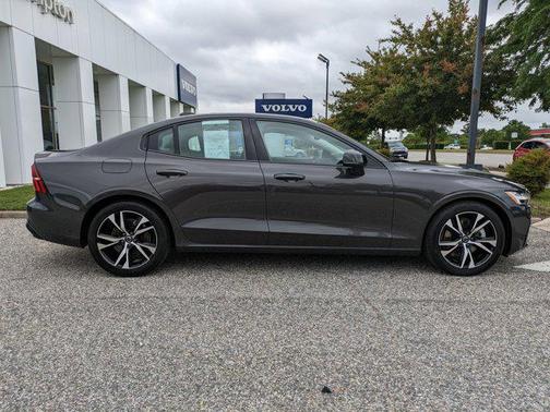 2024 Volvo S60 B5 Plus Dark Theme
