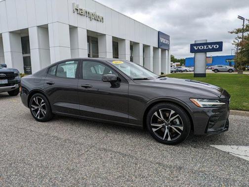 2024 Volvo S60 B5 Plus Dark Theme