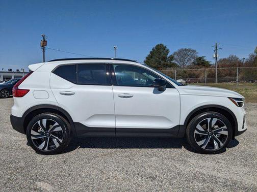 2025 Volvo XC40 B5 Ultra Dark Theme