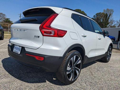 2025 Volvo XC40 B5 Ultra Dark Theme