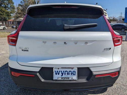 2025 Volvo XC40 B5 Ultra Dark Theme