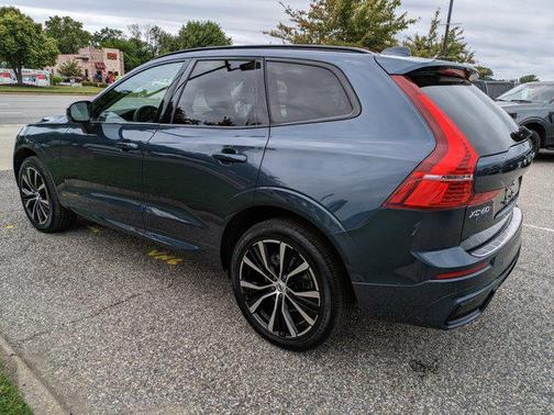 2023 Volvo XC60 B5 Plus Dark Theme
