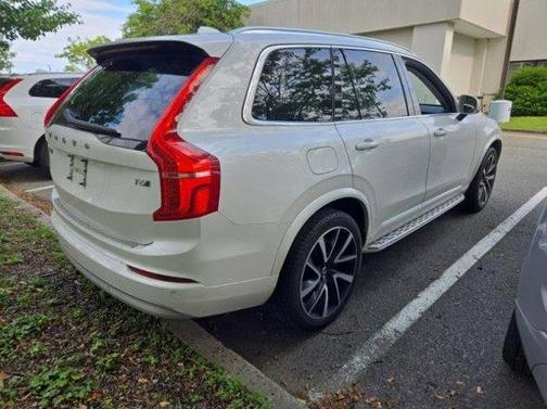 2022 Volvo XC90 T6 Momentum