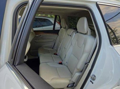 2022 Volvo XC90 T6 Momentum