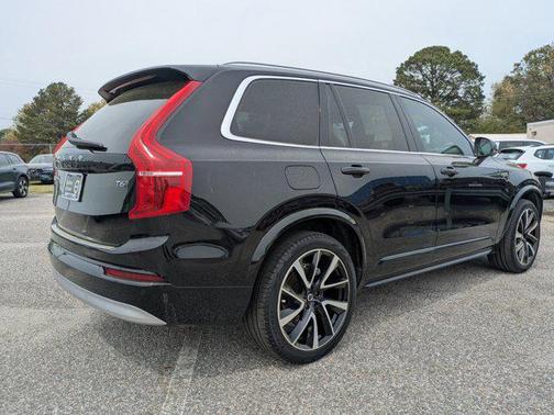 2022 Volvo XC90 T6 Momentum