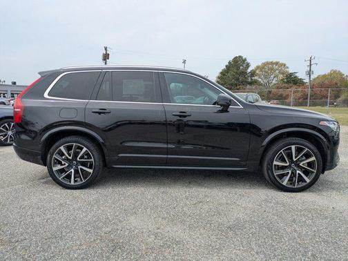 2022 Volvo XC90 T6 Momentum