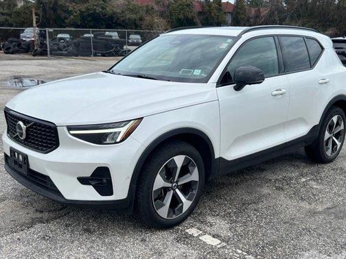 2023 Volvo XC40 B5 Plus Dark Theme