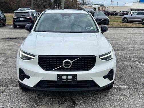 2023 Volvo XC40 B5 Plus Dark Theme