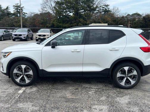 2023 Volvo XC40 B5 Plus Dark Theme
