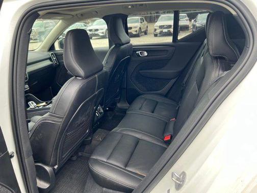 2023 Volvo XC40 B5 Plus Dark Theme