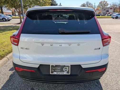 2023 Volvo XC40 B5 Plus Dark Theme