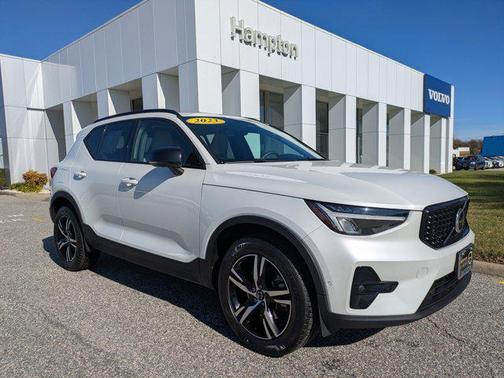2023 Volvo XC40 B5 Plus Dark Theme