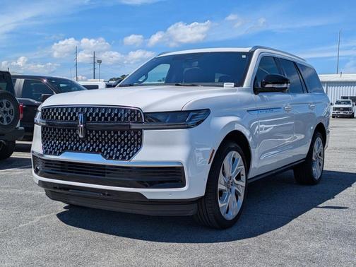 Pristine White 2025 Lincoln Navigator Reserve