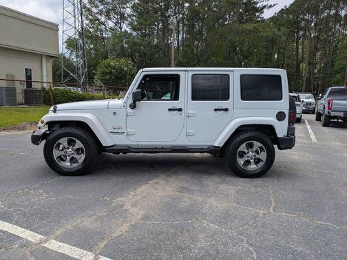 Bright White Clearcoat 2017 Jeep Wrangler Unlimited Sahara