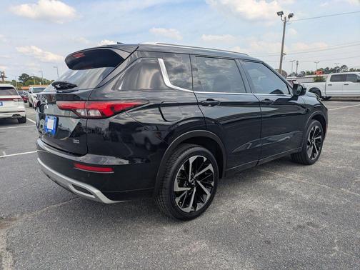 Labrador Black Pearl 2022 Mitsubishi Outlander SEL