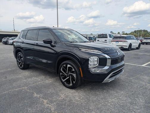 Labrador Black Pearl 2022 Mitsubishi Outlander SEL