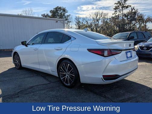 2022 Lexus ES 300h Luxury