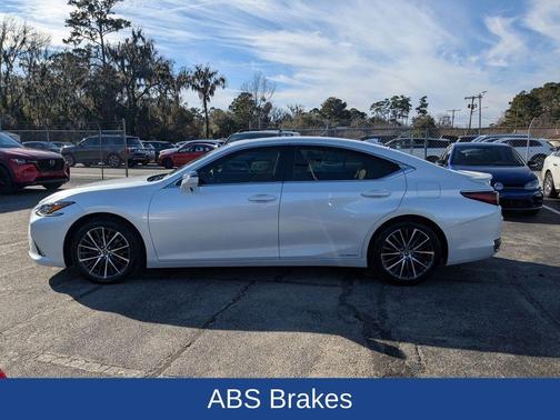 2022 Lexus ES 300h Luxury