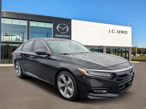 Crystal Black Pearl 2018 Honda Accord Touring