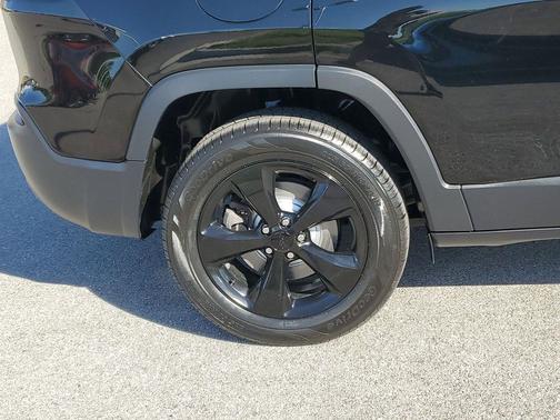 Diamond Black Crystal Pearlcoat 2019 Jeep Cherokee Altitude