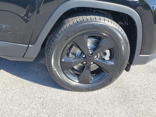 Diamond Black Crystal Pearlcoat 2019 Jeep Cherokee Altitude