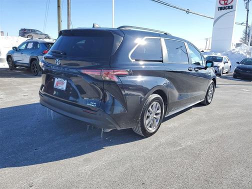 2022 Toyota Sienna XLE