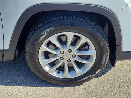 Bright White Clearcoat 2019 Jeep Cherokee Latitude