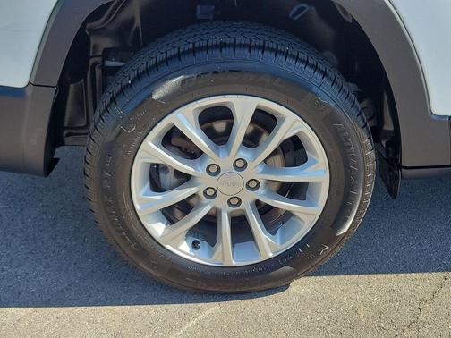 Bright White Clearcoat 2019 Jeep Cherokee Latitude