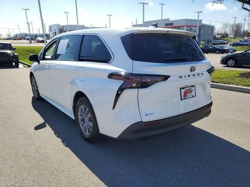 2025 Toyota Sienna LE